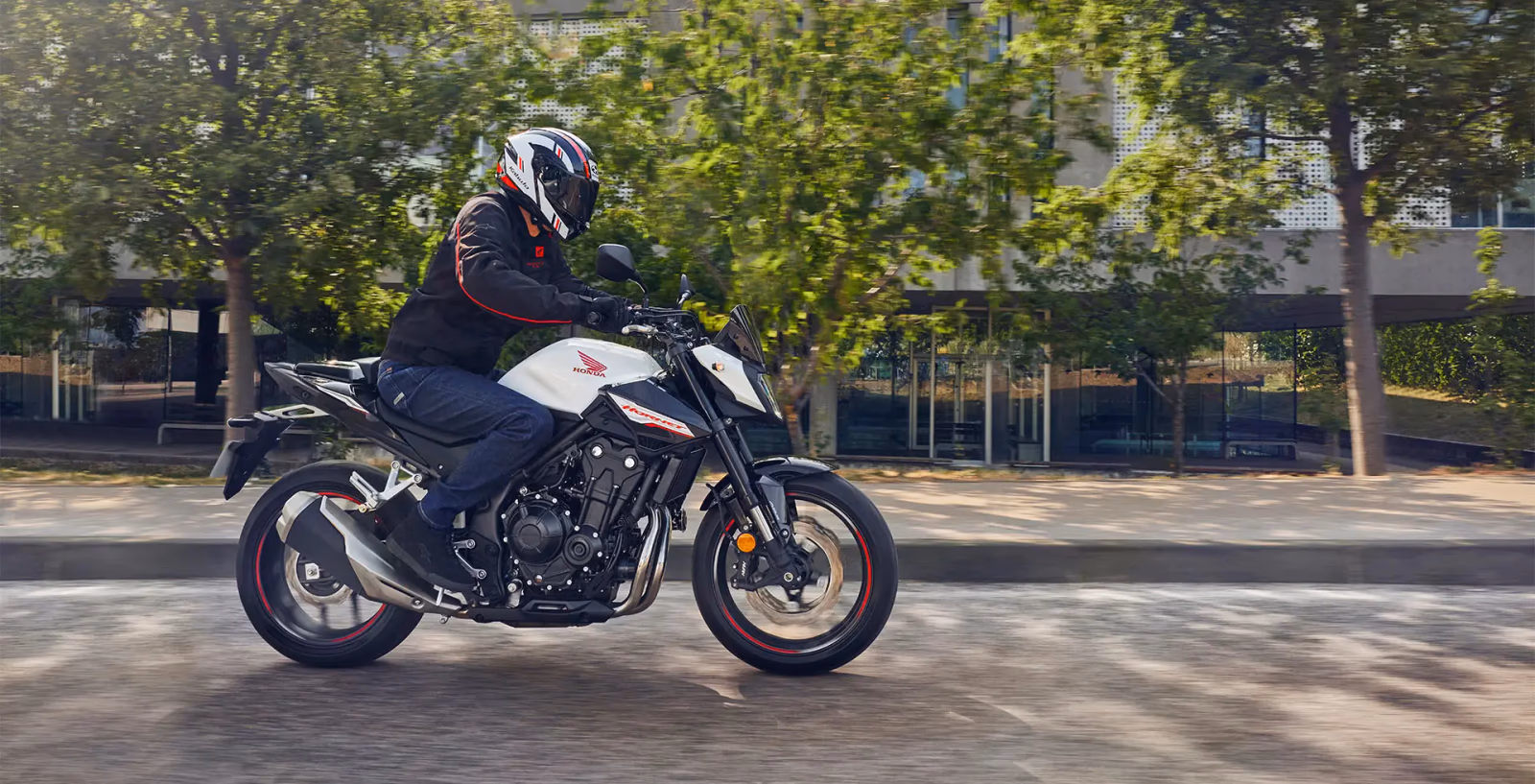 Hornet 500 em ambiente externo, vista lateral - 1 de 14