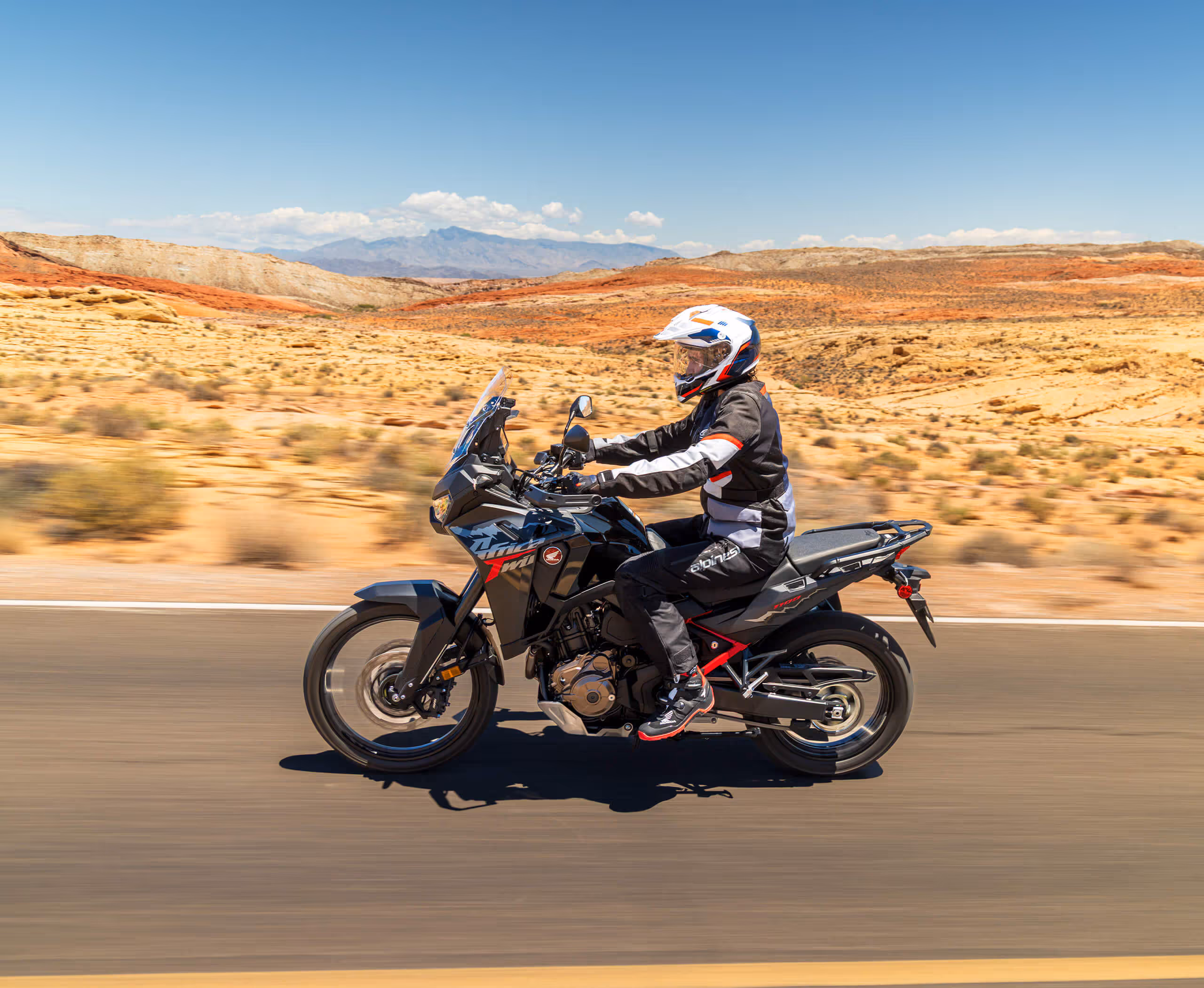 CRF 1100L Africa Twin em ambiente externo - foto 1