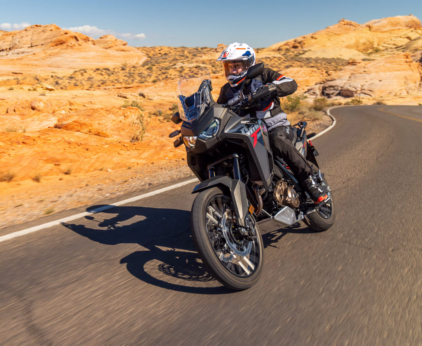 CRF 1100L Africa Twin em ambiente externo - foto 3 - 3 de 8