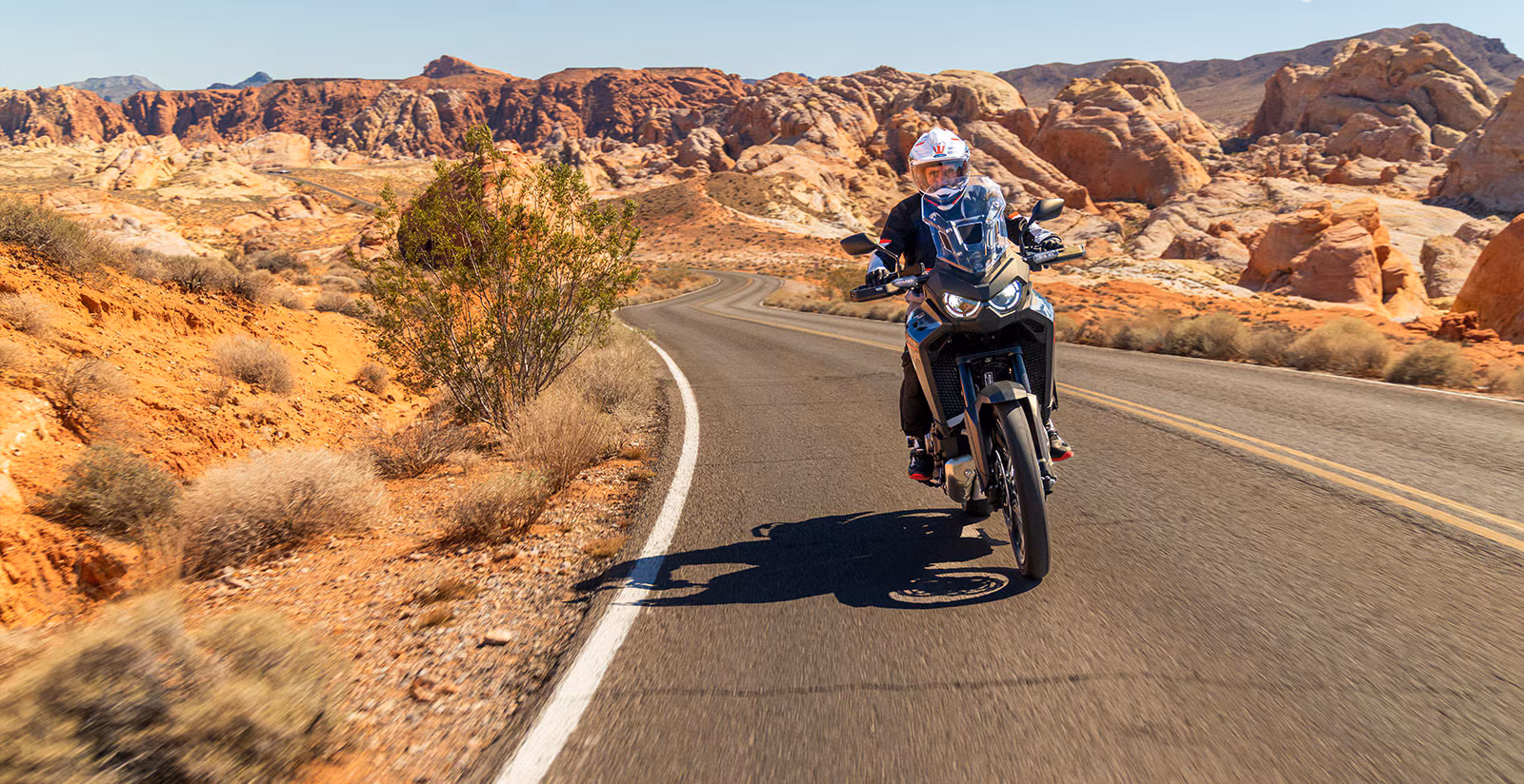 CRF 1100L Africa Twin em ambiente externo - foto 8 - 8 de 8