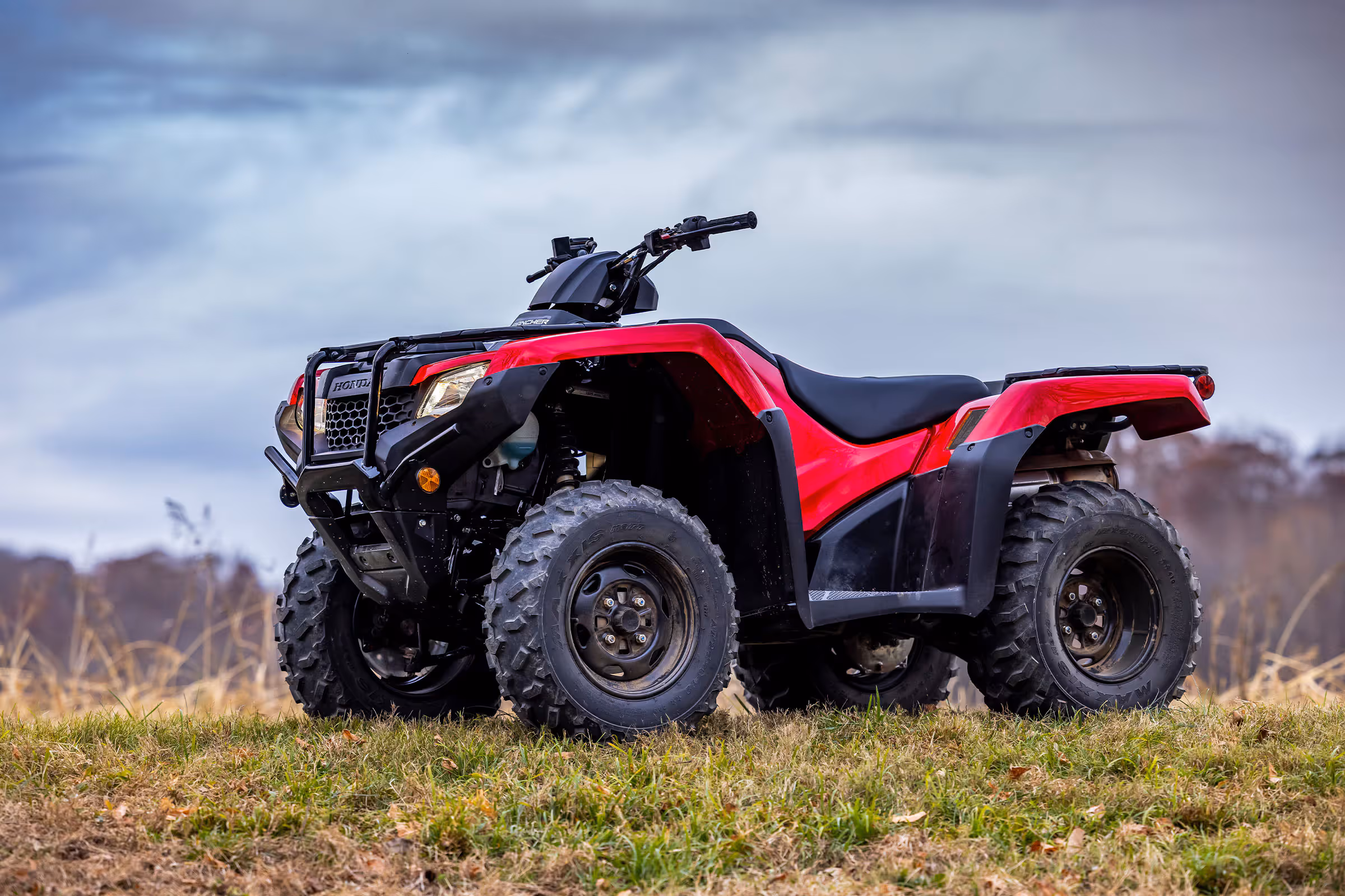 TRX 420 FourTrax vista lateral em ambiente externo