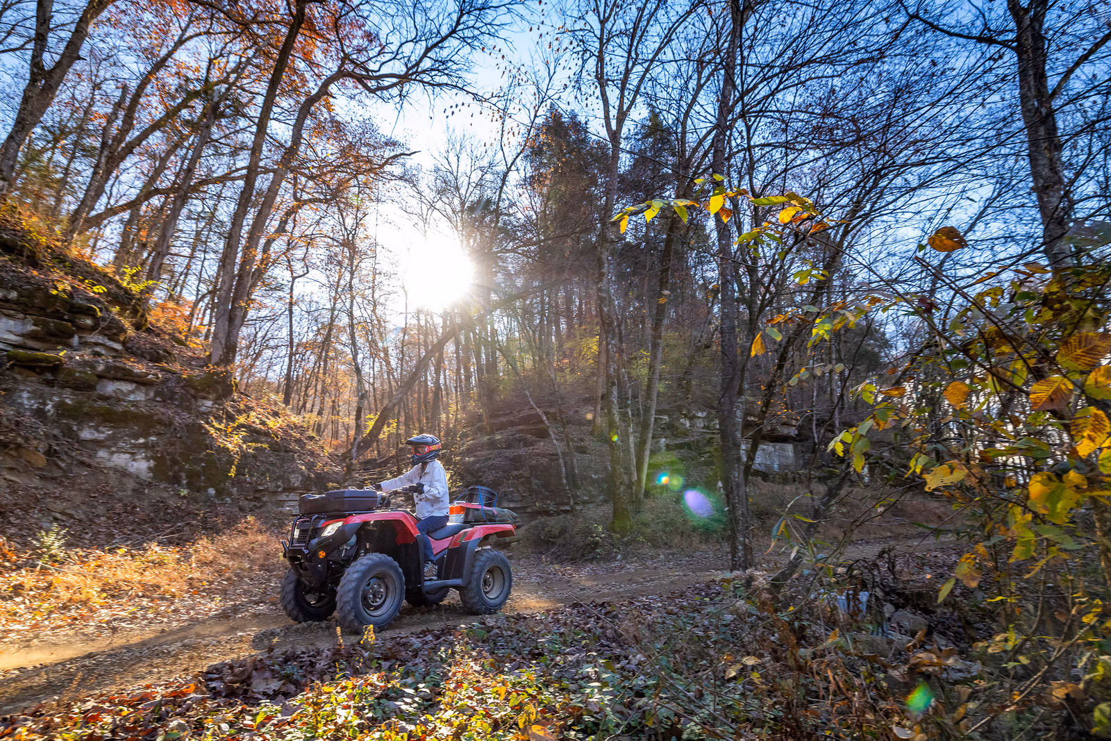 TRX 420 FourTrax atravessando terreno acidentado - 5 de 10