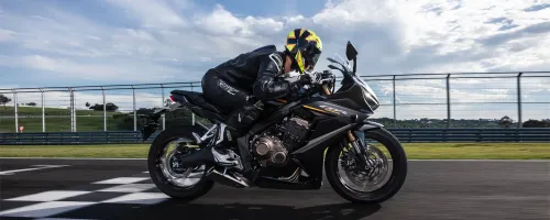 CBR 650R com posição de pilotagem esportiva