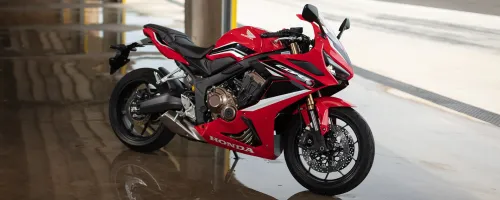 Detalhe do design agressivo e compacto da CBR 650R