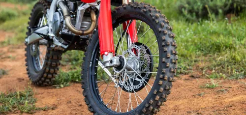 Detalhe da roda dianteira da CRF 250 RX mostrando o novo ângulo de trail e cáster