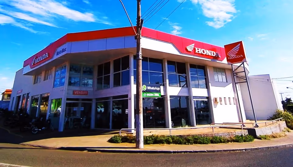 Detalhes da fachada Moto Max