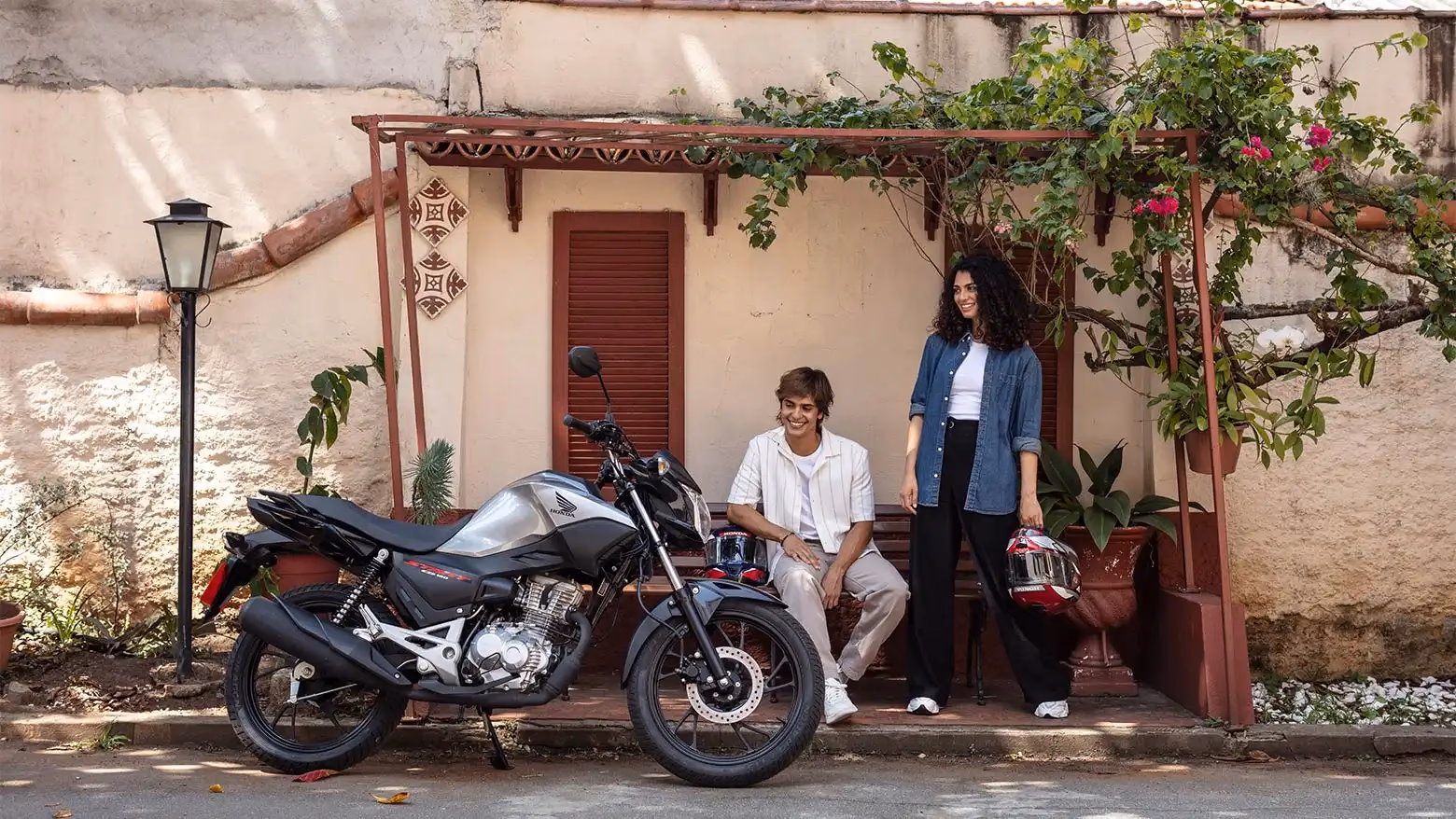 Homem e mulher observando a nova CG 160 Start - 6 de 8