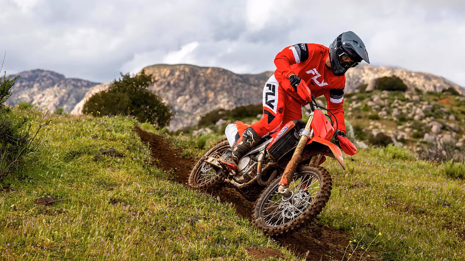 Honda CRF 450R com piloto em destaque - 9 de 12