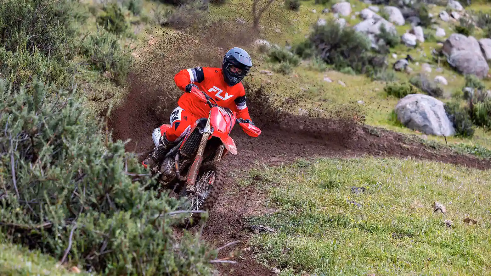 Honda CRF 450R em ambiente de estrada - 11 de 12