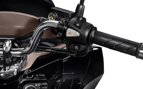 Detalhe do guidão e punho direito acionando Idling Stop PCX