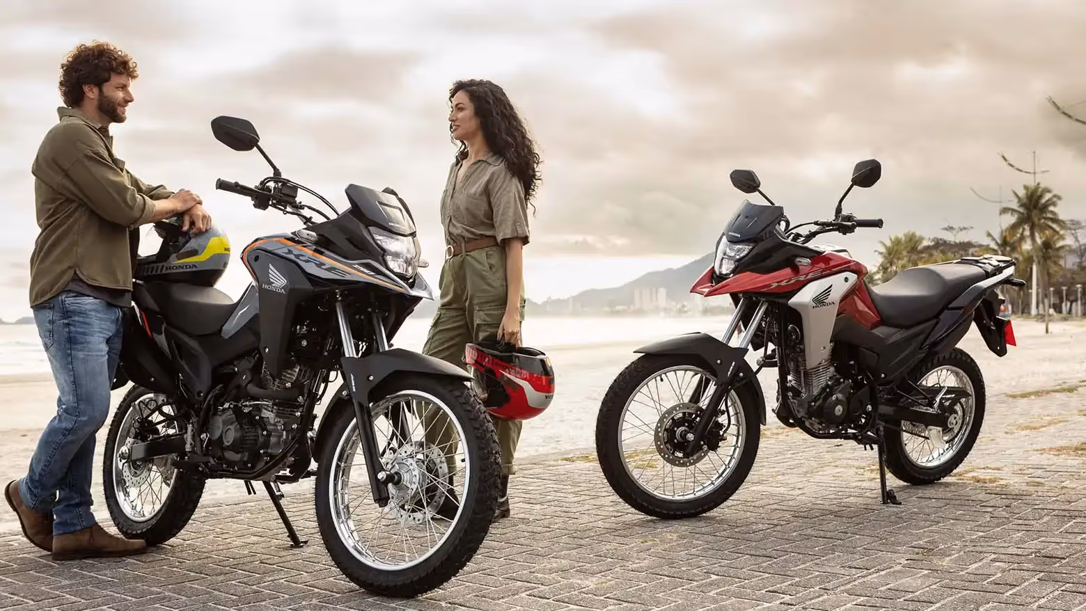 XRE 190 vista lateral vermelha e cinza