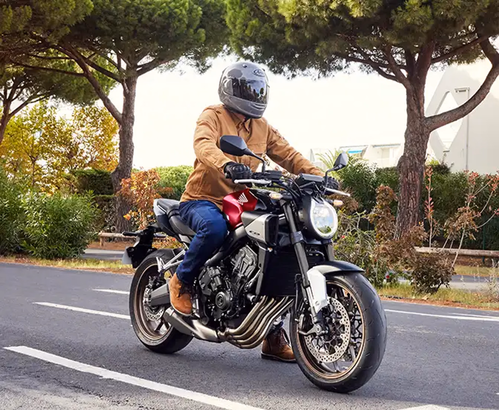 CB 650R E-Clutch ambientada 04 - 4 de 6