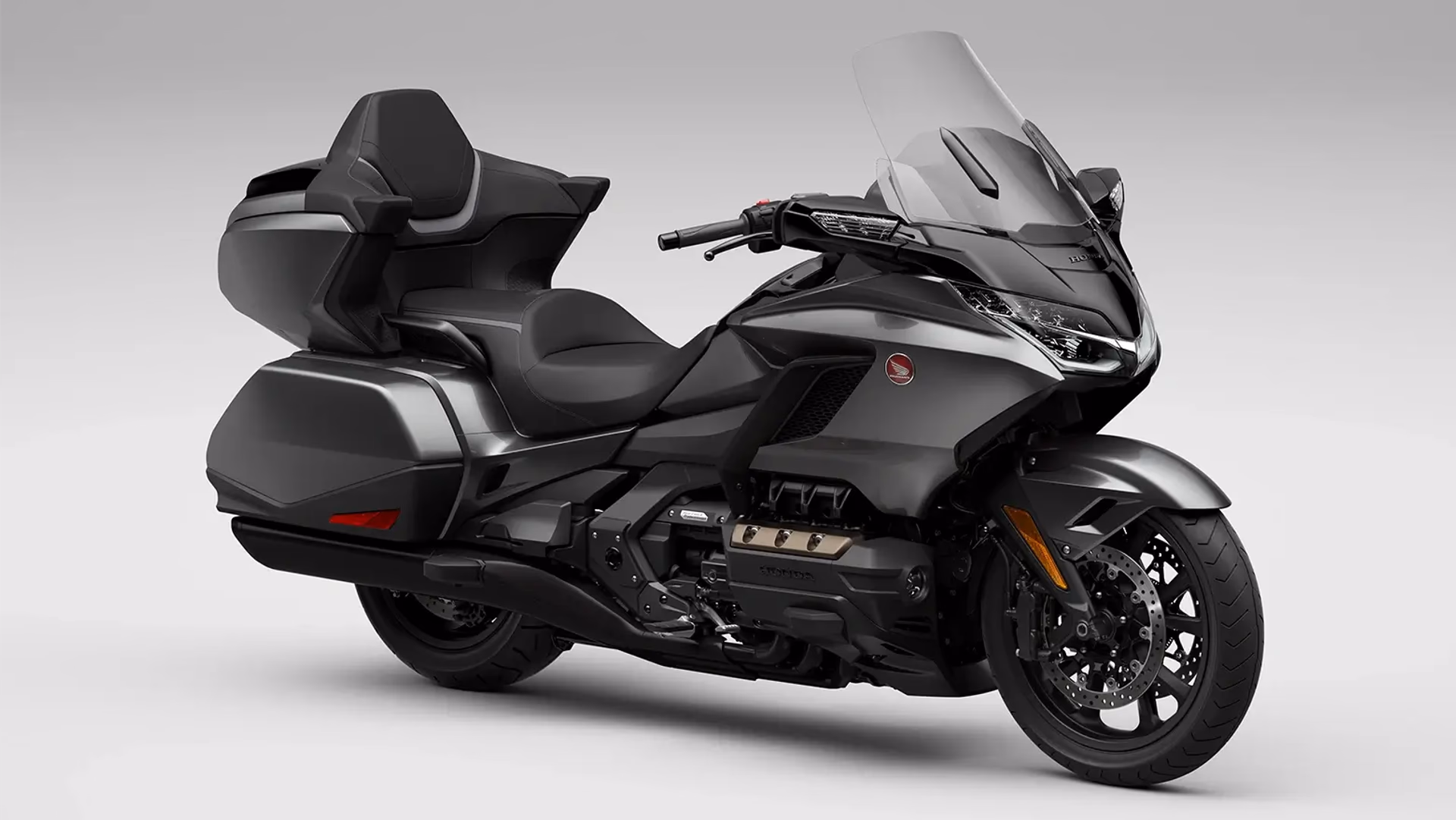 GL 1800 Gold Wing Tour na cor cinza, vista lateral - 1 de 6