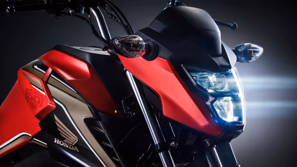 Moto Honda Nova Cg Comemorativa Vermelha Visao Close Lateral Dianteira Superior Direita