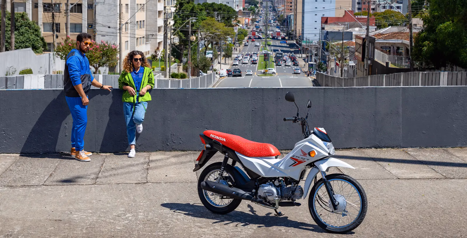 Pop 110i ES com casal ao fundo - 13 de 28