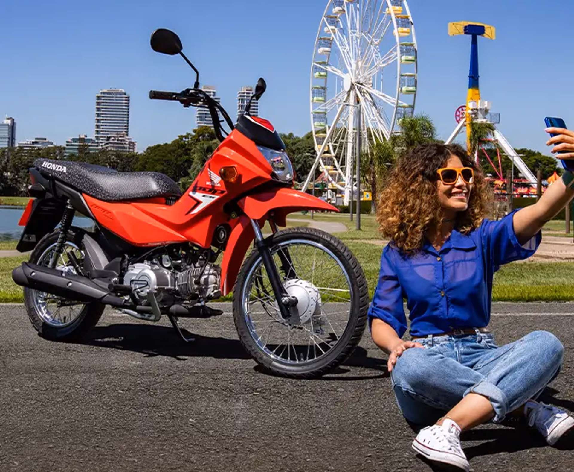 Mulher tirando selfie com Pop 110i ES - 18 de 28